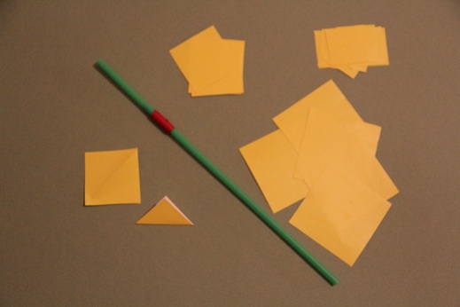 Коктейльные зонтики из бумаги/ Складываем по диагонали бумагу